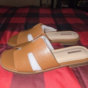 Cushionaire Women's Tan Slide Sandals Size 9